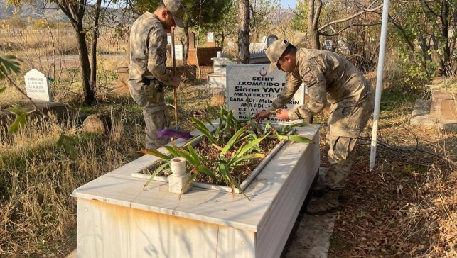 Muş'ta şehit mezarlıklarında temizlik ve bayrak yenileme çalışması yapıldı