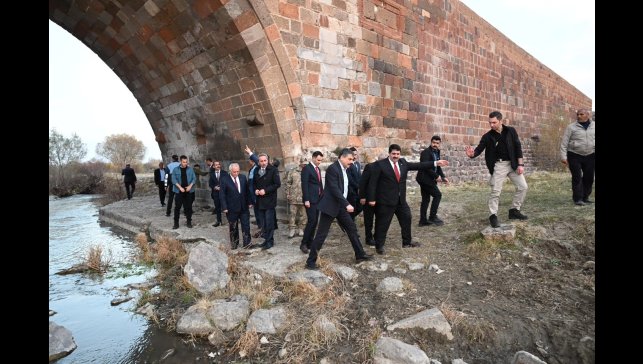 Vali Çiftçi, Köprüköy'de incelemelerde bulundu