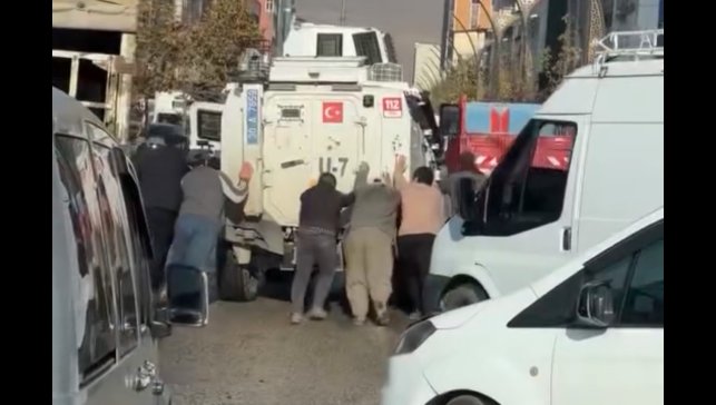 Yüksekova'da görenleri gülümseten anlar: Arızalan zırhlı araca vatandaş imecesi