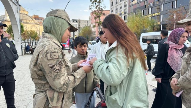 Yüksekova'da jandarma ve polis ekipleri, KADES'i anlattı