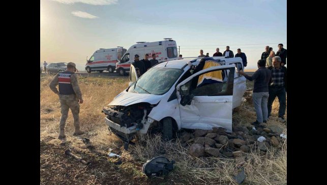 Elazığ'da hafif ticari araç tarlaya uçtu: 3 yaralı