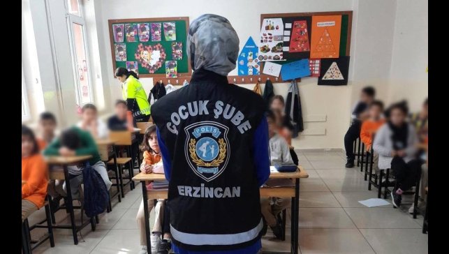 Erzincan'da çocuk polisi öğrencileri bilgilendirdi