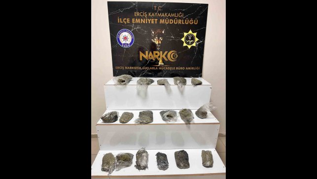 Erciş'te bir kamyonetin lastiğinde 4 kilo 400 gram esrar ele geçirildi