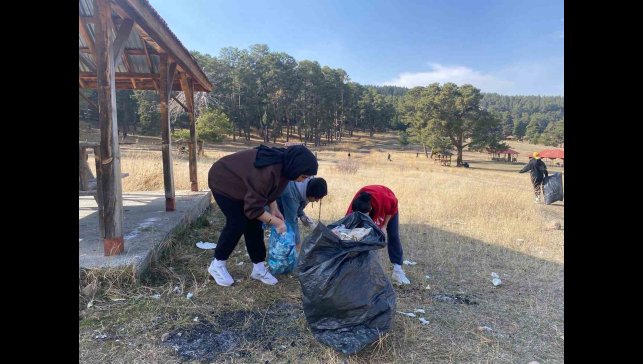 Sarıkamış'ta öğrenciler poşet poşet çöp topladı