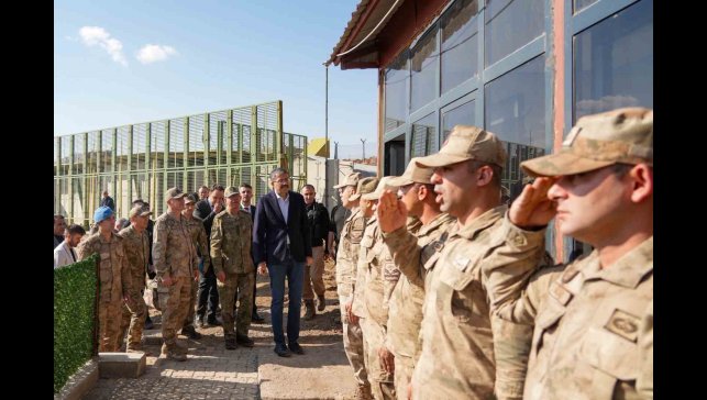 2. Ordu Komutanı Korgeneral Topaloğlu sınırdaki üs bölgelerini ziyaret etti