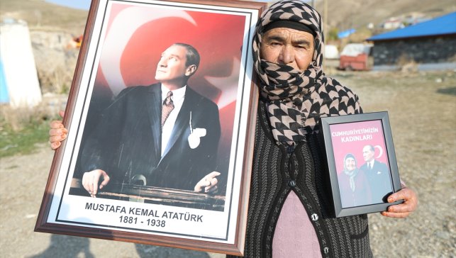 Karslı Seher nine Atatürk sevgisiyle ilkokulda ezberlediği şiirleri unutmadı