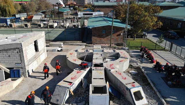 Van depremlerini yaşayan, "asrın felaketi"nde can kurtaran akademisyenler, acı dolu günleri unutamıyor