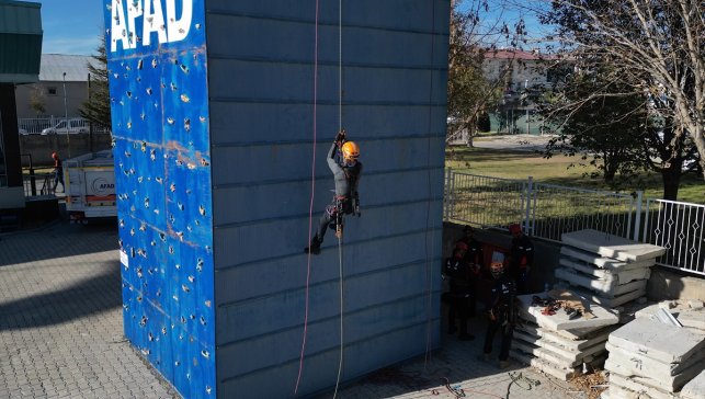 Depremlerde hayat kurtaran AFAD görevlileri, kendileri gibi ekipler yetiştiriyor