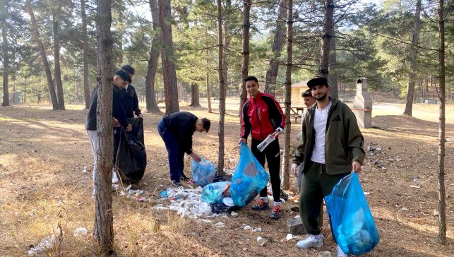Kars'ta "Çevreyi Temiz Tut Doğayı Koru" projesiyle öğrenciler çöp topladı