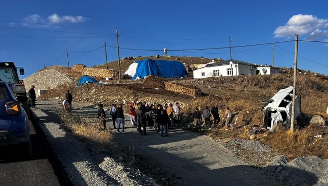 Ardahan'da şarampole devrilen hafif ticari araçtaki 2 kişi yaralandı