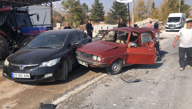 Elazığ'da kamyon ile otomobilin çarpıştığı kazada 1 kişi öldü