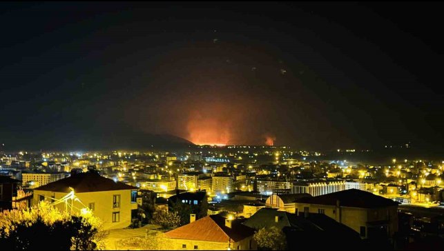 Yüksekova'da kuş cenneti olan Nehil Sazlığı yanıyor: Yangın tüm ilçeden görüldü