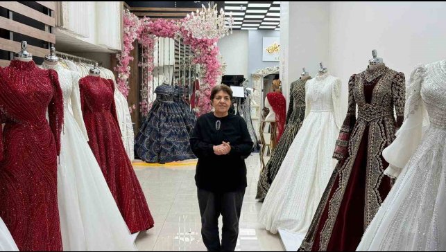 Depremlerde iki iş yeri yıkılan kadın pes etmedi