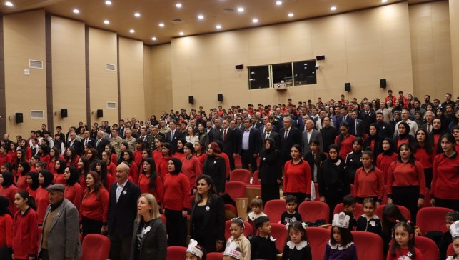 Van'da öğrenciler "Atam ve Sonsuzluk" koreografisi oluşturdu