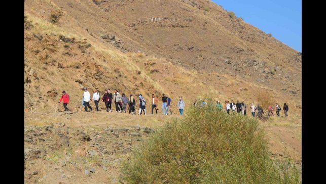 "Adımlarla Keşfet" projesi kapsamında 40 kişi Muş'un ünlü bağlarına yürüdü