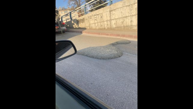 Elazığ'da mikserden taşan beton asfalt yola döküldü
