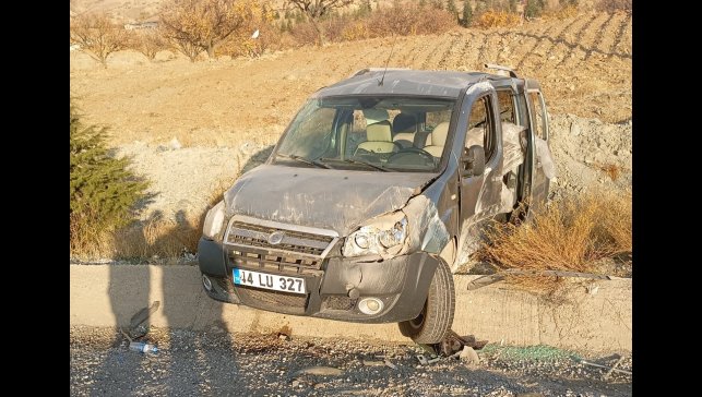 Kontrolden çıkan hafif ticari araç su tahliye kanalına çarptı: 1 yaralı