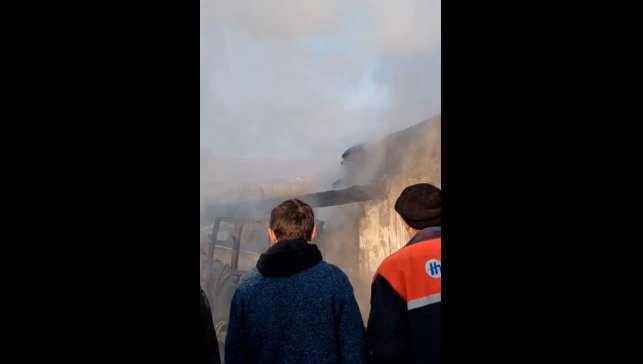 Ardahan'da korkutan yangın: 2 traktör ve ekipmanlar kül oldu