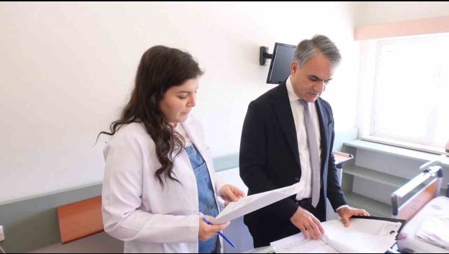 Prof. Dr. Gözel: "Gereksiz yere kullanılan antibiyotiklerin hastanın sağlığını iyileştirmekten ziyade bozabilmektedir"