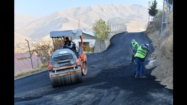 Yeşilyurt Belediyesi, Banazı'nın yollarını yeniliyor