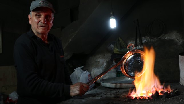 Erzurum'un son ustalarından Fuat Kavgacı 61 yıldır kalaycılık ateşini söndürmüyor