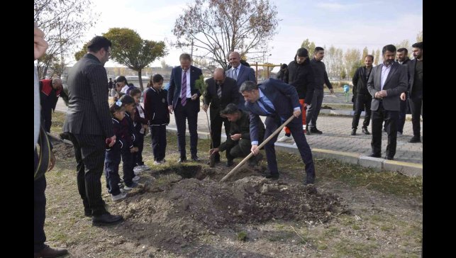 Bulanık'ta 3 bin fidan toprakla buluştu