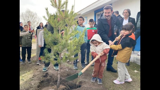 Arpaçay'da Milli Ağaçlandırma Günü'nde fidanlar toprakla buluştu
