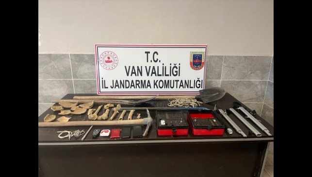 Van'da kaçak kazı yapan 5 kişi yakalandı, kemik parçaları ele geçirildi