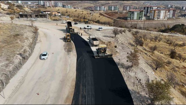 Elazığ'da yol yenileme çalışmaları devam ediyor