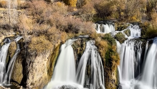 Muradiye Şelalesi sonbaharın renklerine büründü