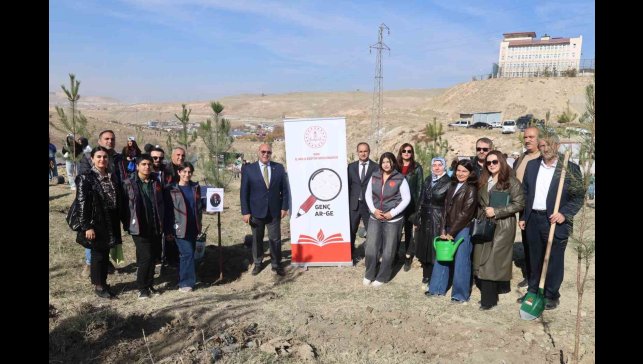 Van'da öğrenciler "Yeşil Vatan" için fidan dikti