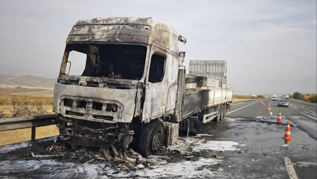 Malatya'da briket yüklü tırda çıkan yangın söndürüldü