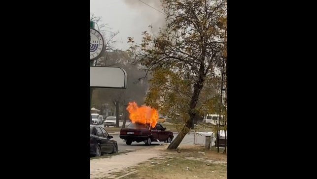 Elazığ'da seyir halindeyken yanan otomobil kullanılamaz hale geldi
