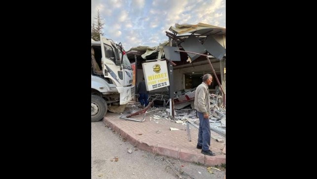 Elazığ'da freni patlayan kamyon fırına daldı