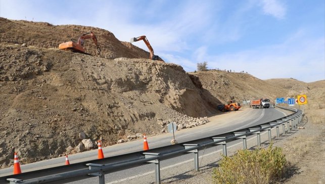 Keban Kaymakamı Atalık yol genişletme çalışmasını inceledi