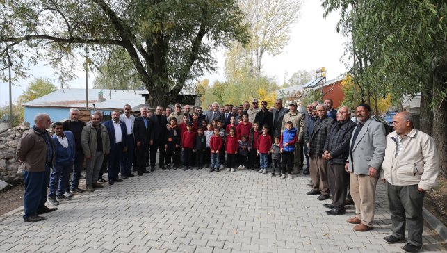 Muş Valisi Çakır, köyde muhtarların taleplerini dinledi