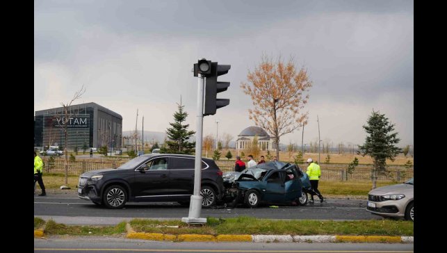 Kamyonun freni boşaldı, zincirleme kaza yaşandı: 2 yaralı