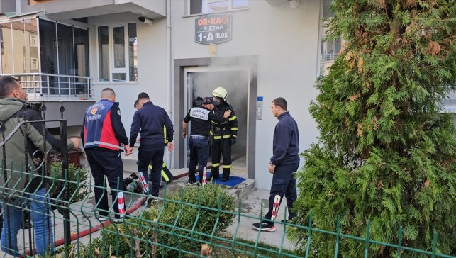 Erzincan'da 3 katlı apartmanın bodrumunda çıkan yangın söndürüldü