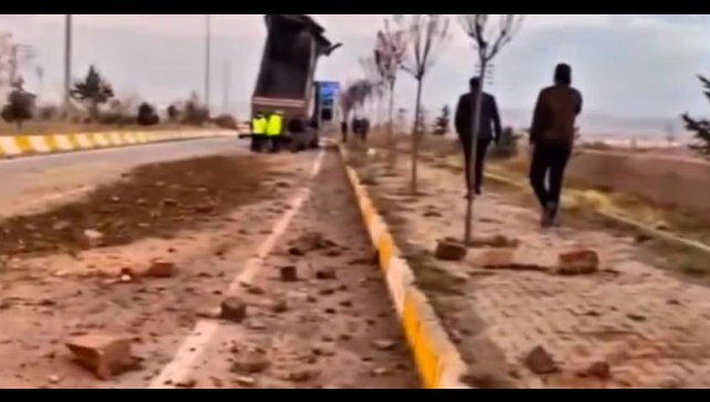 Patnos'ta damperi açık kalan tır kemere çarptı