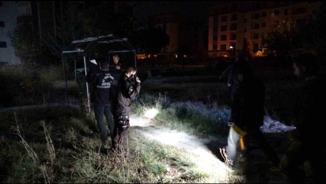 Hırsızlık zanlıları kaçarken silahla işçiyi yaraladı