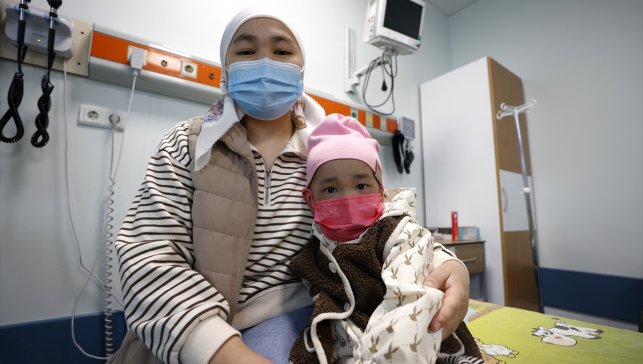 Kırgızistanlı aplastik anemi hastası çocuk, annesinden alınan kök hücreyle sağlığına kavuştu