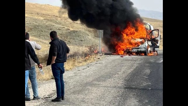 Van'da alev alan minibüs kullanılamaz hale geldi