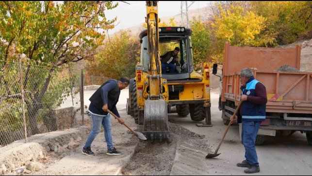 Battalgazi Belediyesi Çamurlu Mahallesi'nde asfalt yama çalışması yaptı