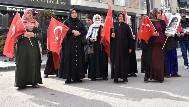 Vanlı aileler DEM Parti binası önündeki "evlat nöbeti"ni sürdürdü