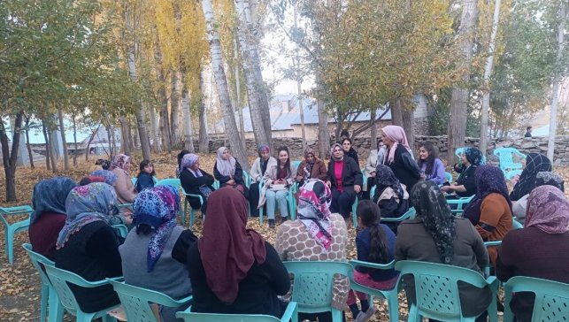 Yüksekova'da AK Partili kadınlardan köy ziyareti