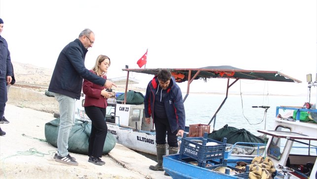 Ağın Kaymakamı Yılmaz ve Belediye Başkanı Çakar'dan balıkçılara ziyaret