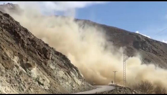 Tehlike oluşturan kayalar dinamit ile temizlendi