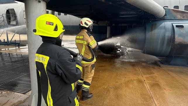 Erzincan Yıldırım Akbulut Havalimanı'nda uçak yangın tatbikatı yapıldı