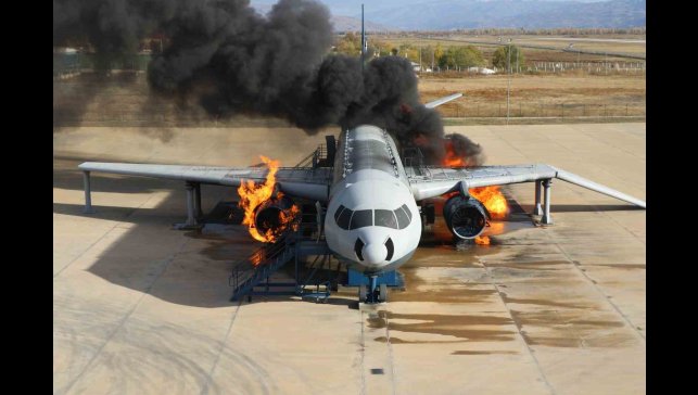 Erzincan Havalimanı'nda gerçekçi uçak yangın tatbikatı yapıldı