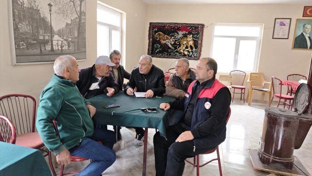 Keban'da çiftçilerle buluşan ekipler tarımsal bilgilendirme yapıyor